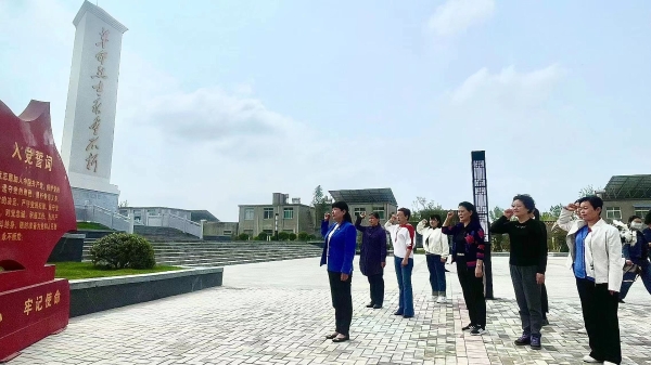蚌埠市妇联机关党支部赴固镇烈士陵园开展主题党日活动