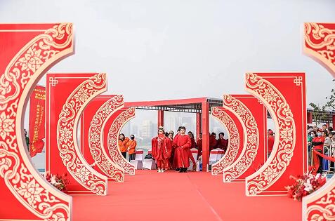 市委书记黄晓武为100对新人送祝福——蚌埠市百对新人汉唐主题婚礼盛典在“靓淮河”举行